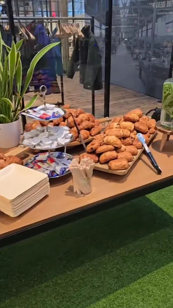 De ontvangst: croissants, infused water en koffie, Osbit-event in Rotterdam