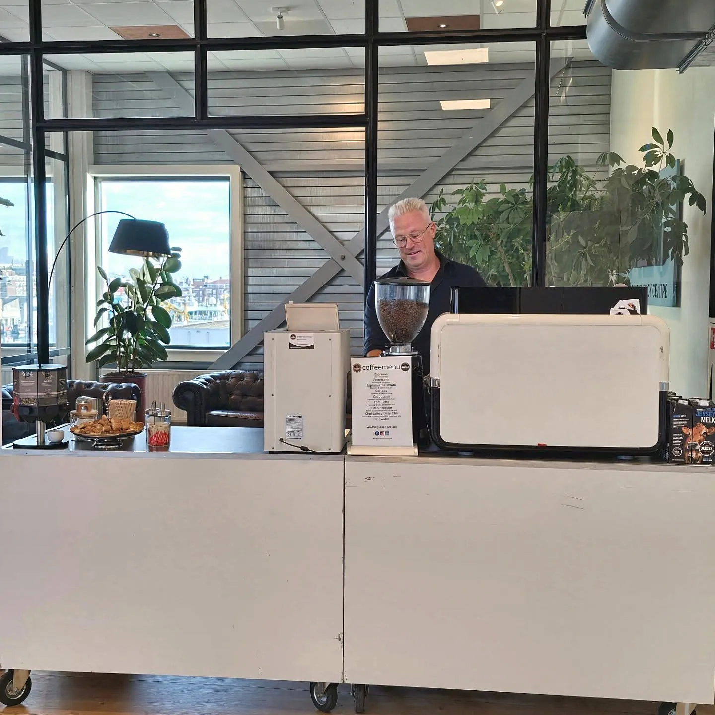 Jeroen achter de koffiebar op een kantoorlocatie