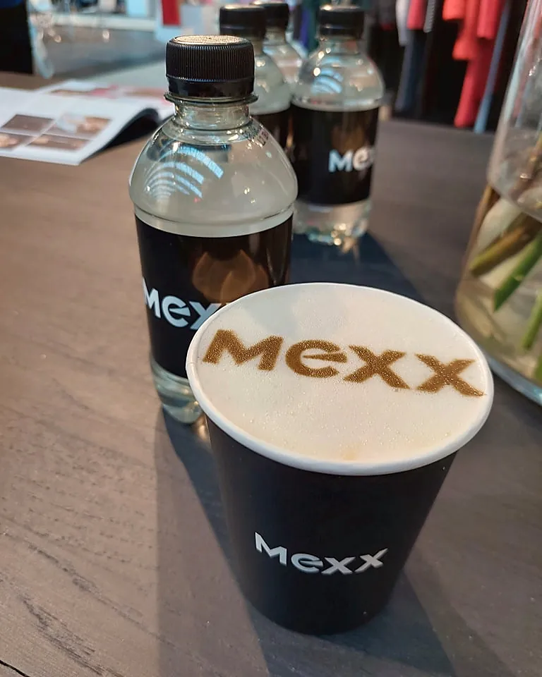 Cappuccino met het Mexx-logo op het melkschuim, uit de koffieprinter