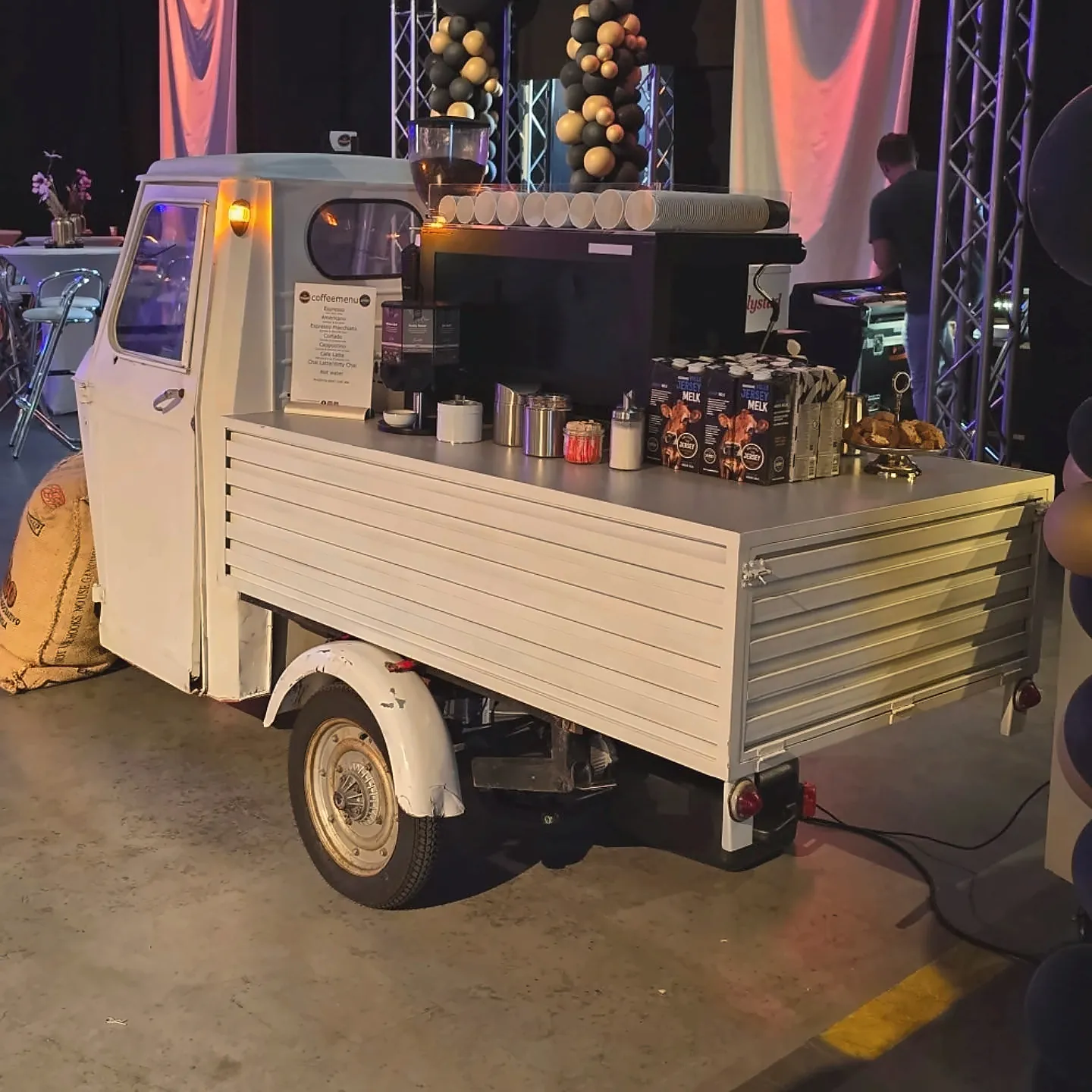 De vintage koffietuktuk met espressomachine op een zakelijk evenement