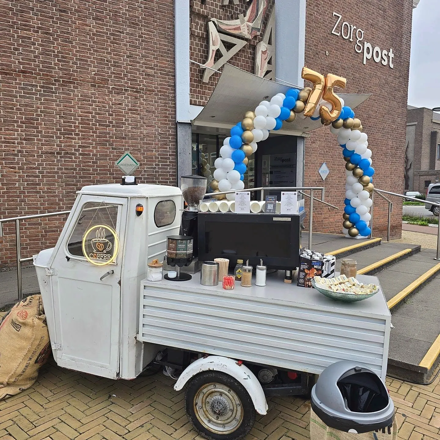 De koffietuktuk bij het 75-jarig jubileum van Zorgpost