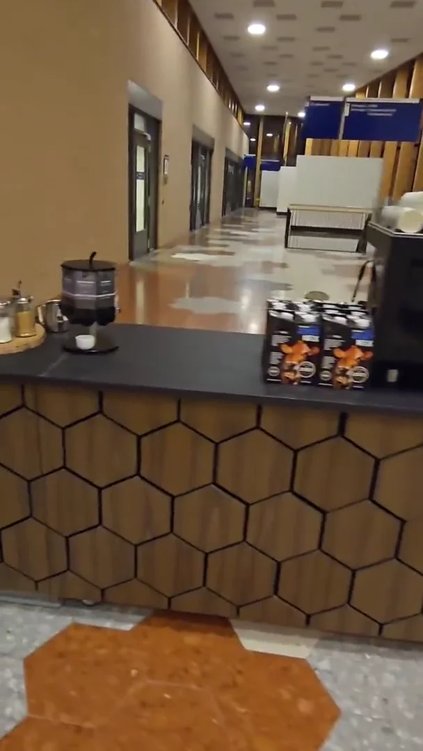De bar in de centrale hal, met thee en lekkers
