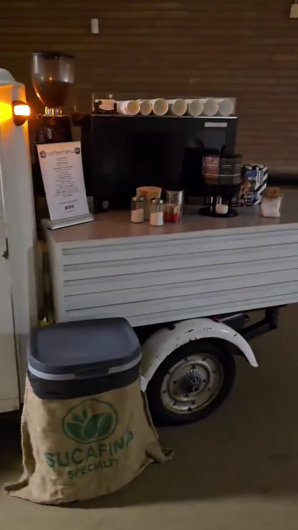 De espressomachine en molen op de laadbak